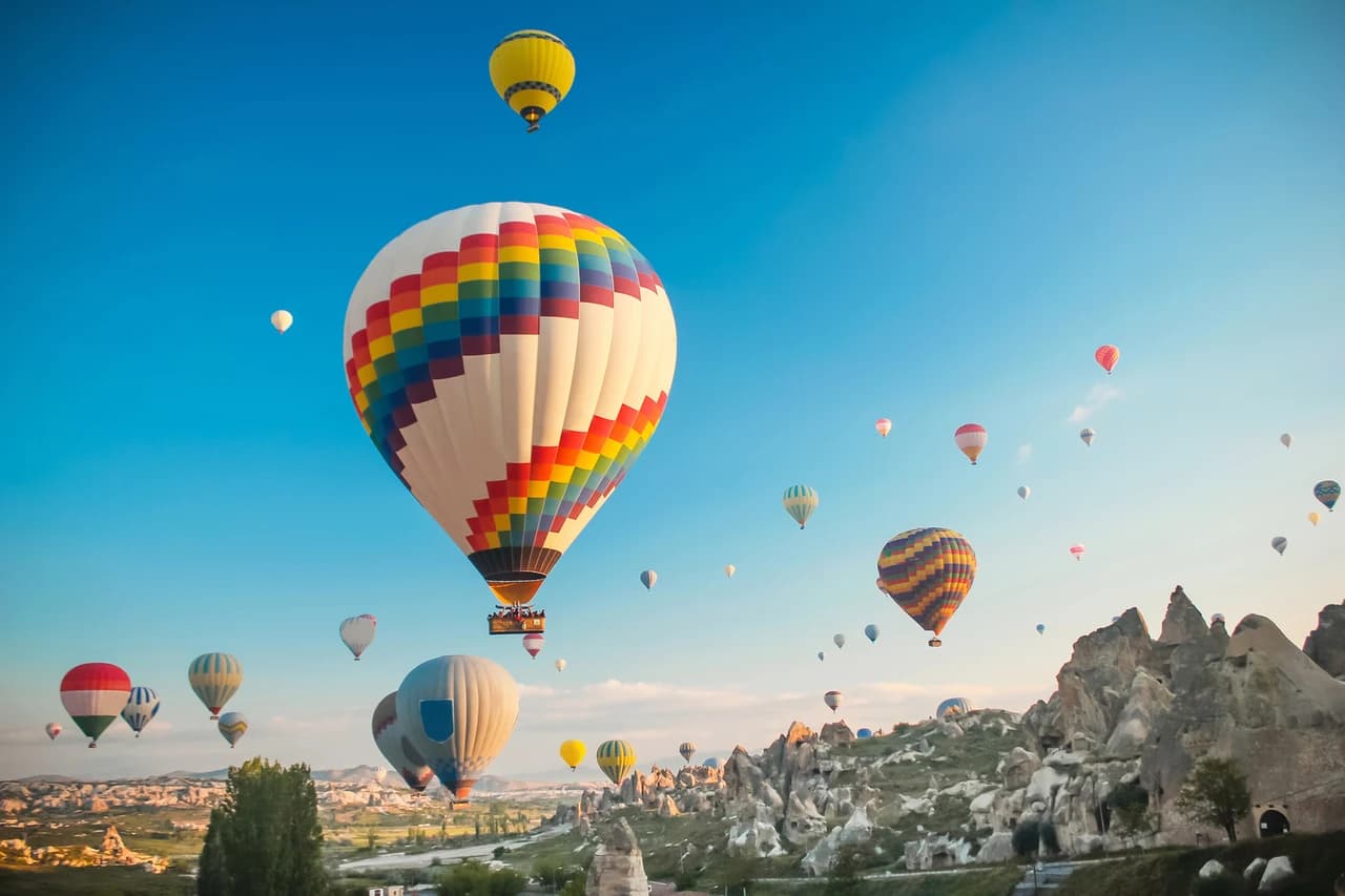 Montgolfières s'élevant dans le ciel, image des valeurs de l'accompagnement en kinésiologie